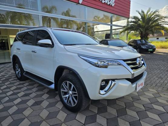TOYOTA - HILUX SW4 - 2020/2020 - Branca - Sob Consulta