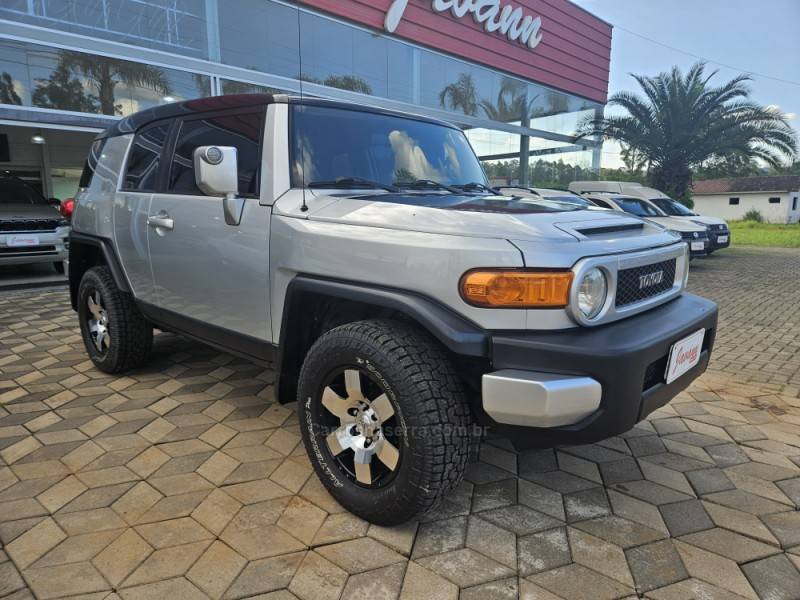 TOYOTA - FJCRUISER - 2007/2007 - Prata - R$ 269.900,00