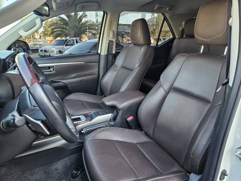 TOYOTA - HILUX SW4 - 2020/2020 - Branca - Sob Consulta