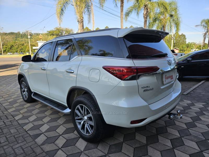 TOYOTA - HILUX SW4 - 2020/2020 - Branca - Sob Consulta