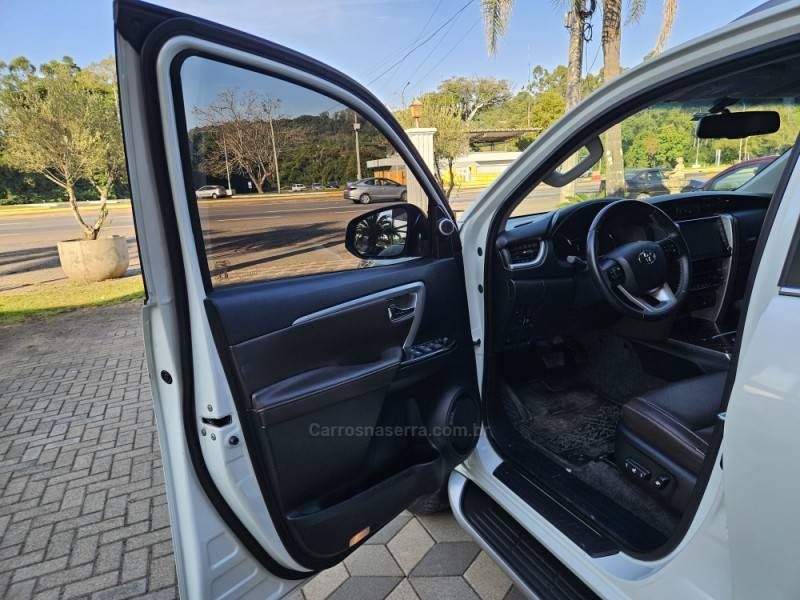 TOYOTA - HILUX SW4 - 2020/2020 - Branca - Sob Consulta