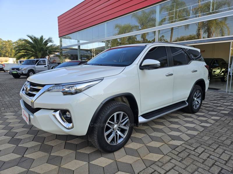 TOYOTA - HILUX SW4 - 2020/2020 - Branca - Sob Consulta