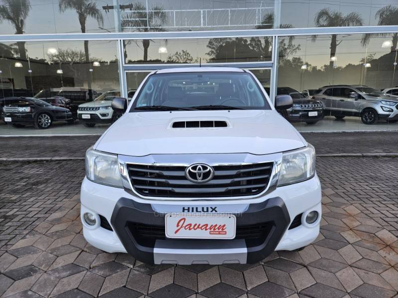 TOYOTA - HILUX - 2013/2013 - Branca - R$ 135.900,00